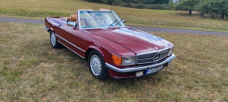 Rot Gebraucht 1986 Mercedes 560 Cabrio | 36.900 € - Bild 1/4