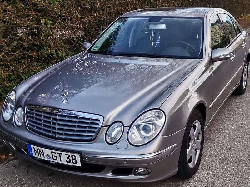 Silber Gebraucht 2005 Mercedes E240 Elegance Kombi | 4.700 € (Guter Preis) - Bild 1/4