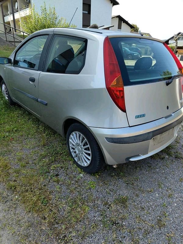 Grau Gebraucht 2000 Fiat Punto Kleinwagen | 550 € (Guter Preis) - Bild 1/4