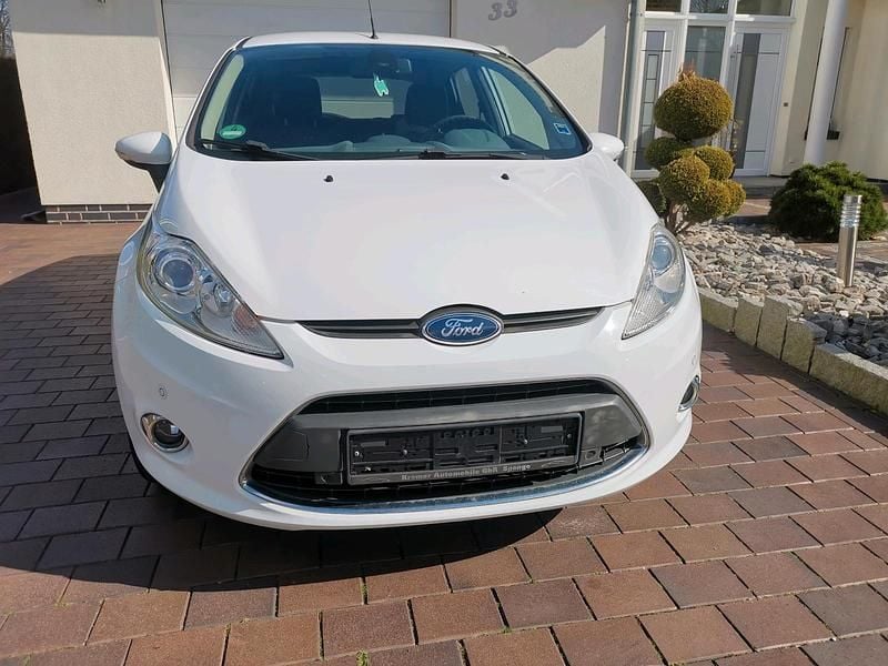 Gebraucht Ford Fiesta Titanium 97 PS (71 kW) 2010 Weiß Kleinwagen