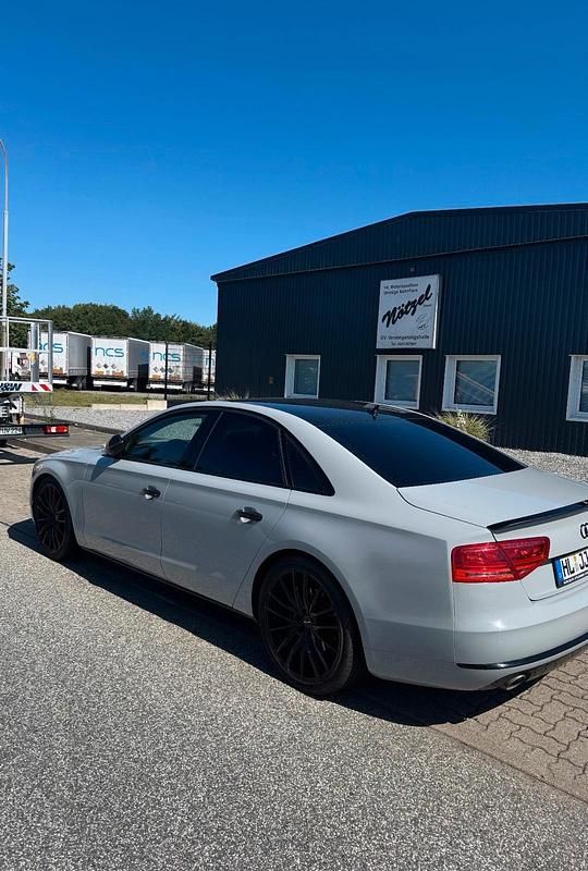 Grau Gebraucht 2013 Audi A8 Limousine | 13.500 € (Superpreis) - Bild 1/4