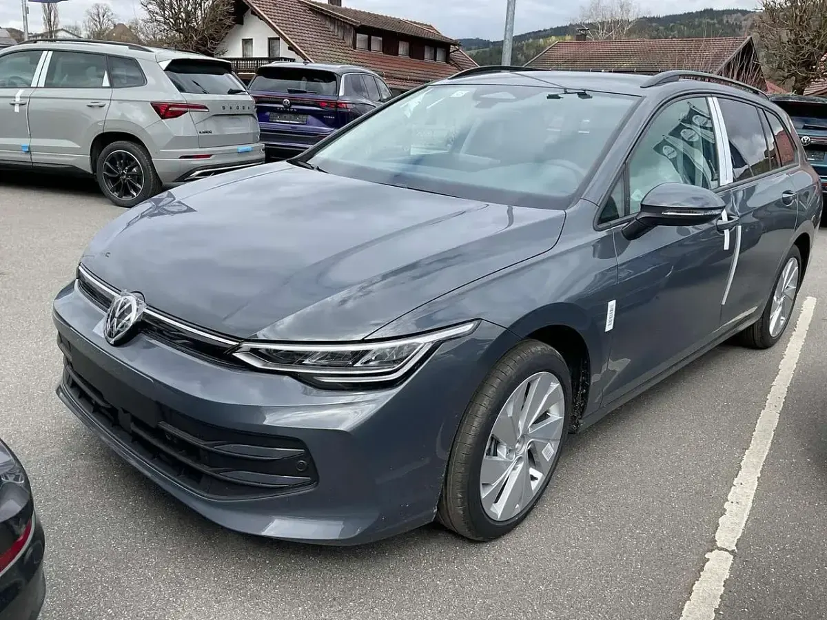 Neu VW Golf VIII Life 150 PS (110 kW) 2026 Delfin grau metallic Kombi