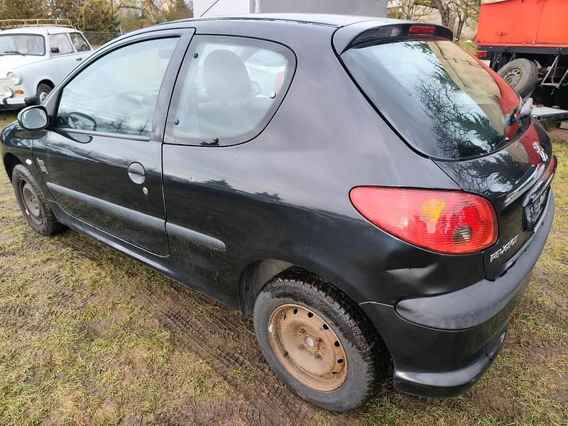 Używany Peugeot 206 60 KM (44 kW) 2003 Czarny Hatchback