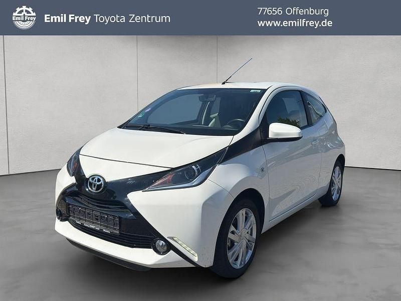 Weiß Gebraucht 2015 Toyota Aygo X-play Kleinwagen | 9.990 € - Bild 1/4