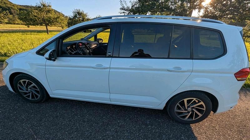 Weiß Gebraucht 2018 VW Touran Van / Kleinbus | 13.750 € (Fairer Preis) - Bild 1/4