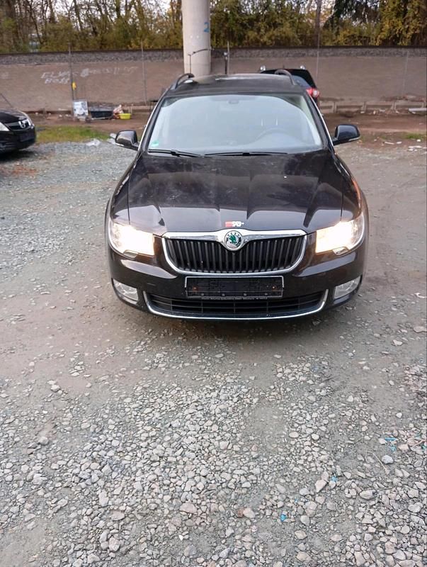 Schwarz Gebraucht 2010 Skoda Superb Kombi | 2.450 € (Guter Preis) - Bild 1/4