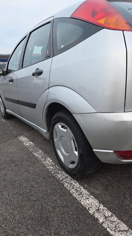 Gebraucht Ford Focus Ambiente 116 PS (85 kW) 1999 Silber Kombi