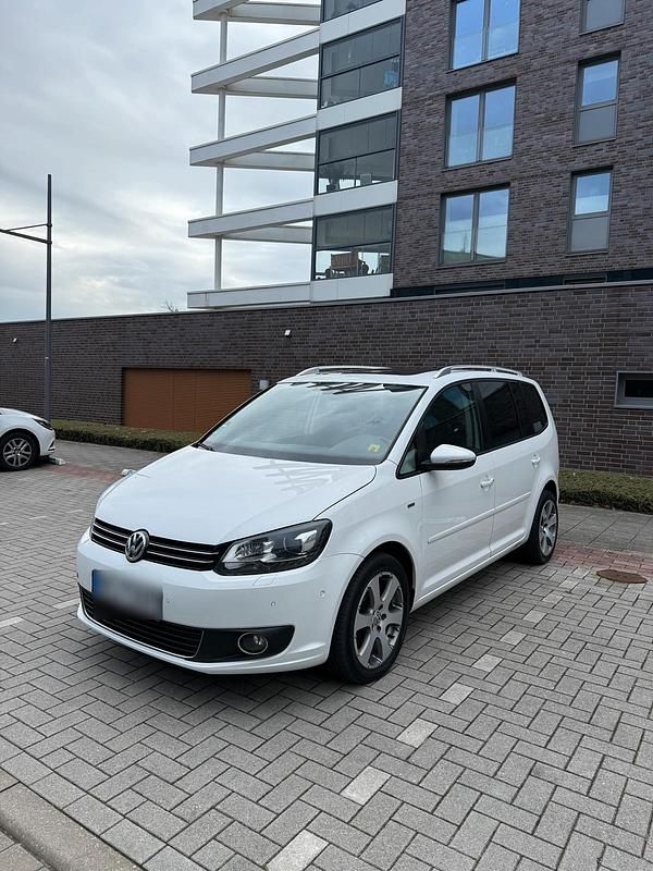 Second-hand VW Touran Edition 140 CP (102 kW) 2012 Alb Monovolum