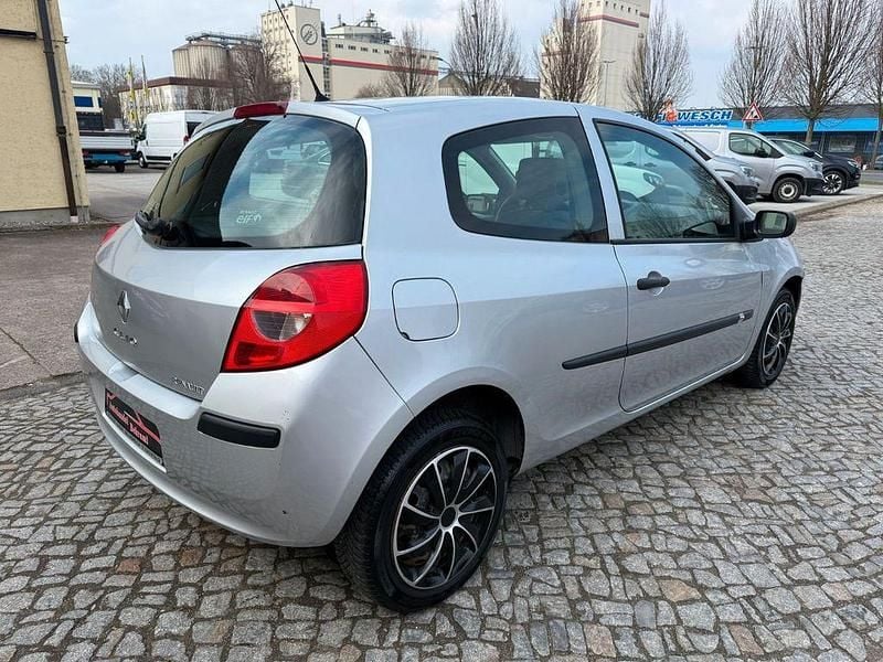 Gebraucht Renault Clio III Expression 75 PS (55 kW) 2006 Silber Limousine