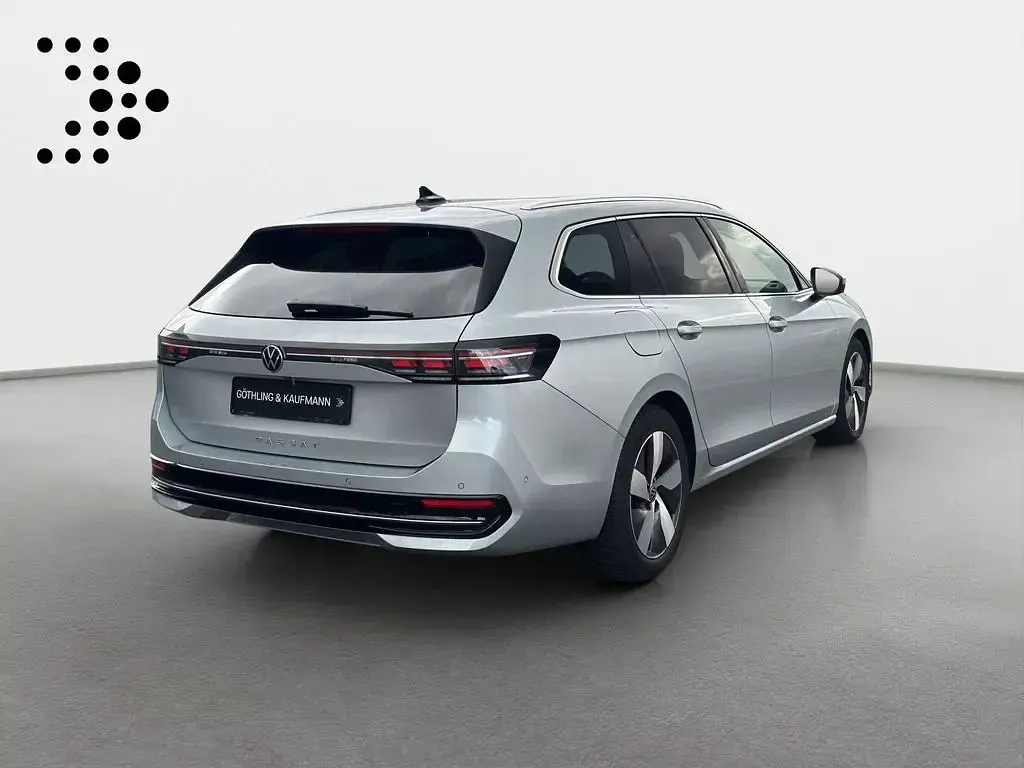 Gebraucht VW Passat Elegance 150 PS (110 kW) 2024 Oyster silver metallic Kombi