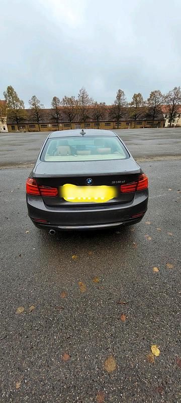 Gebraucht BMW 318 132 PS (97 kW) 2014 Andere farben Limousine