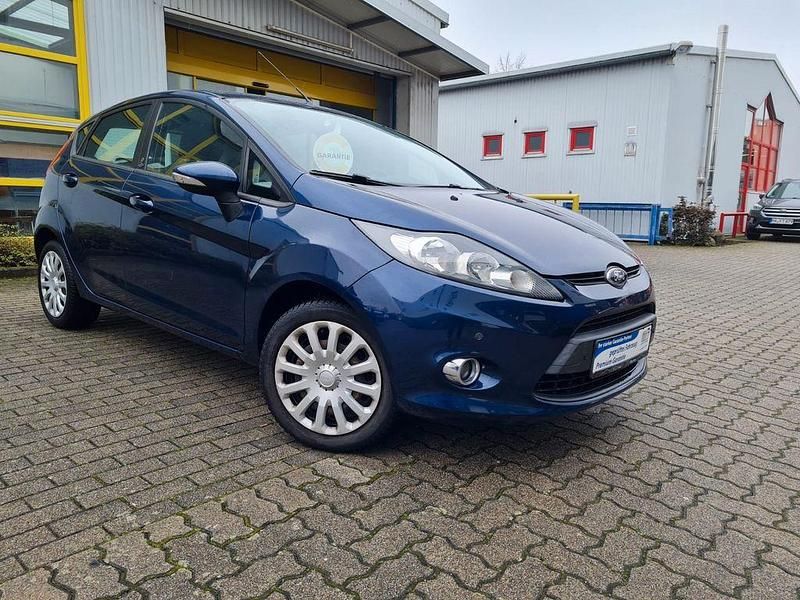 Blau Gebraucht 2012 Ford Fiesta Champions Edition Limousine | 5.790 € (Fairer Preis) - Bild 1/4