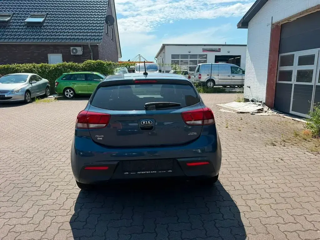 Gebraucht Kia Rio DREAM-TEAM Edition 84 PS (61 kW) 2018 Blau Limousine