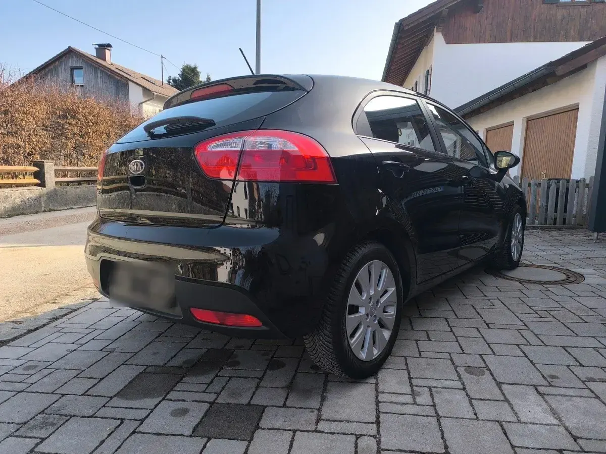 Używany Kia Rio Edition 7 86 KM (63 kW) 2012 Czarny Sedan/Limuzyna