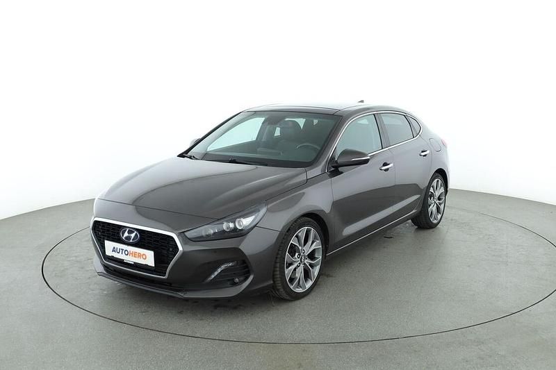 Braun Gebraucht 2019 Hyundai i30 Premium Limousine | 16.190 € (Fairer Preis) - Bild 1/3