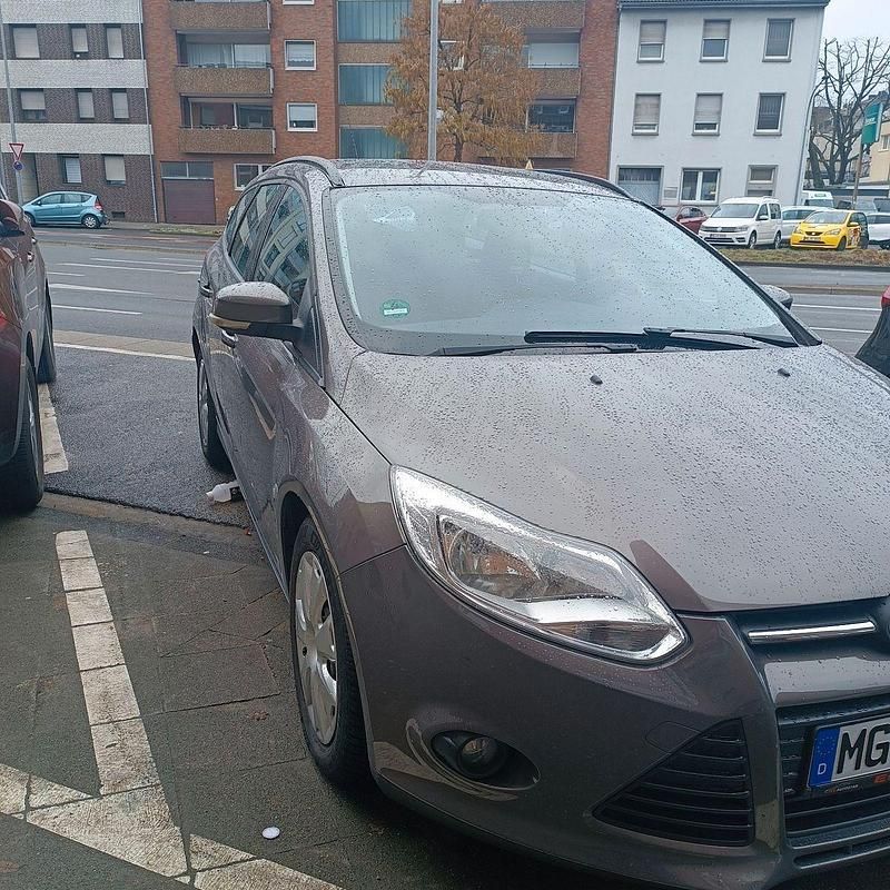 Gebraucht Ford Focus Trend 125 PS (91 kW) 2014 Schwarz Kombi