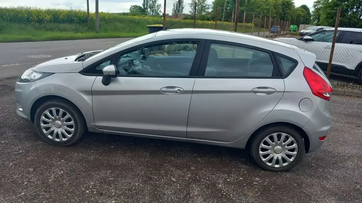 Gebraucht Ford Fiesta Ambiente 82 PS (60 kW) 2009 Silber Limousine