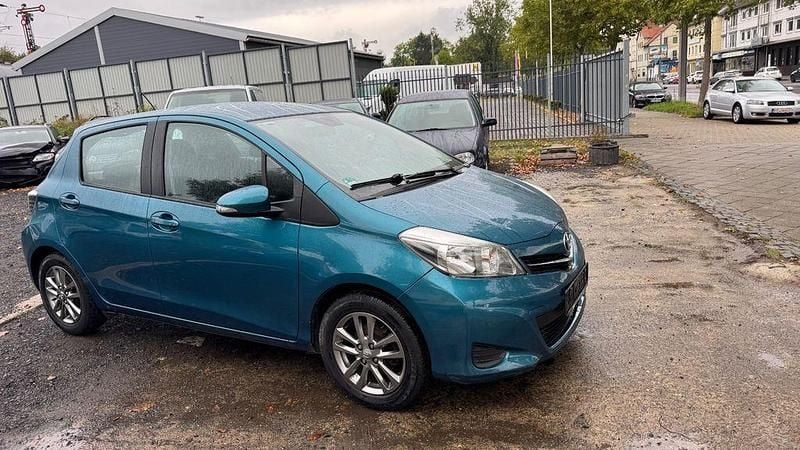 Grün Gebraucht 2014 Toyota Yaris Edition Limousine | 4.600 € (Superpreis) - Bild 1/4