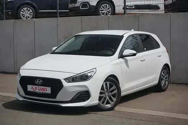 Gebraucht Hyundai i30 Trend 99 PS (72 kW) 2019 Weiß Limousine