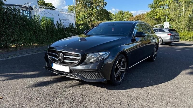 Schwarz Gebraucht 2018 Mercedes E300 Avantgarde Kombi | 17.999 € (Guter Preis) - Bild 1/4