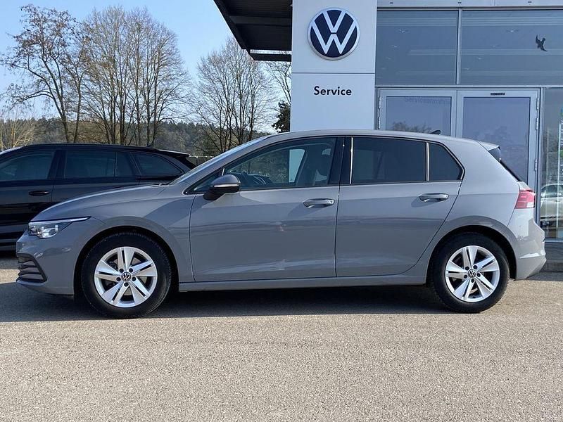 Gebraucht VW Golf VIII Active 131 PS (96 kW) 2023 Grau Limousine