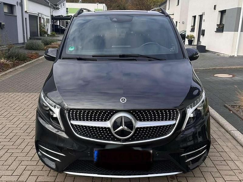Grau Gebraucht 2023 Mercedes V250 Edition Van / Kleinbus | 54.990 € (Fairer Preis) - Bild 1/4