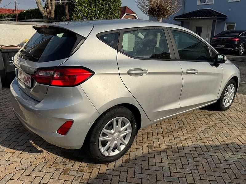 Gebraucht Ford Fiesta Cool & Connect 101 PS (74 kW) 2022 Polarsilber Kleinwagen