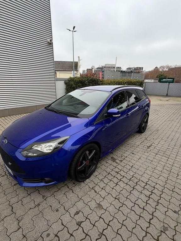 Gebraucht Ford Focus Sport 250 PS (183 kW) 2012 Blau Limousine