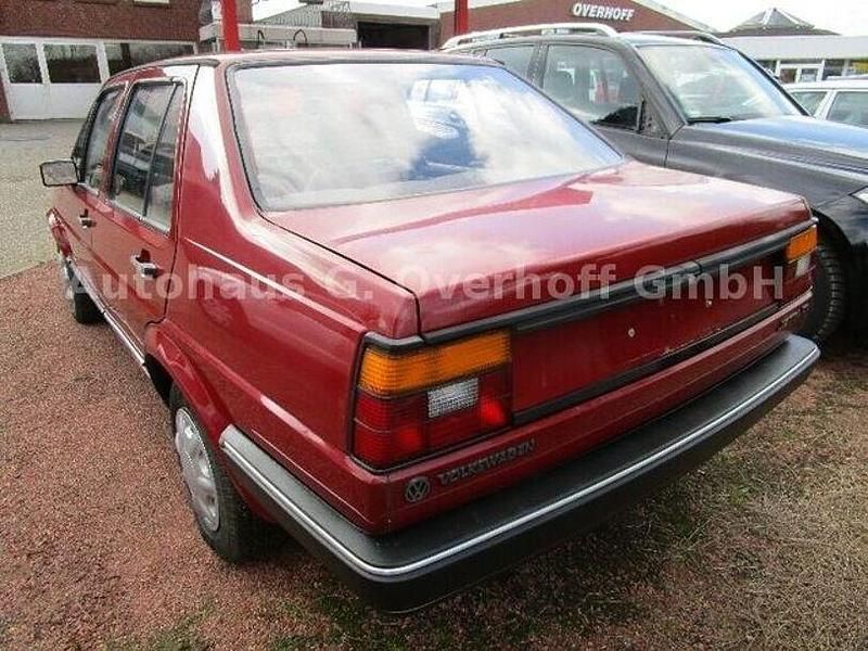 Second-hand VW Jetta 54 CP (39 kW) 1984 Roșu Berlinǎ