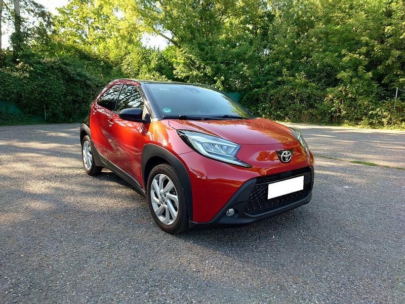 Rot Gebraucht 2022 Toyota Aygo X-plore Kleinwagen | 15.500 € (Fairer Preis) - Bild 1/4