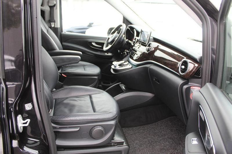 Gebraucht Mercedes V220 Avantgarde 163 PS (119 kW) 2017 Obsidianschwarz metallic Van / Kleinbus