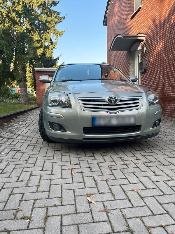 Grau Gebraucht 2007 Toyota Avensis Kombi | 2.500 € (Fairer Preis) - Bild 1/4