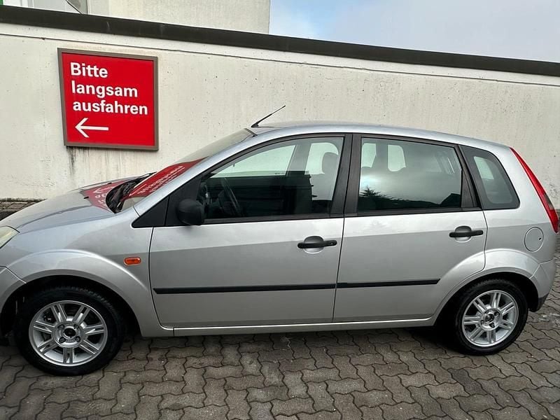 Second-hand Ford Fiesta 2004 Argintiu Hatchback