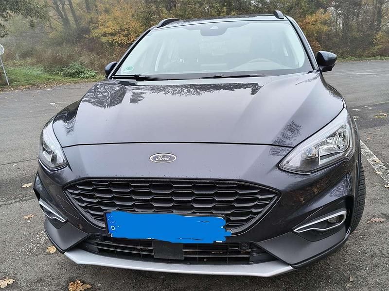 Blau Gebraucht 2020 Ford Focus Active Limousine | 14.890 € (Superpreis) - Bild 1/4