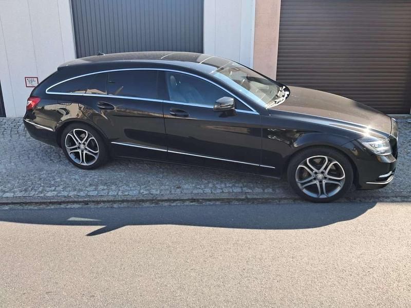 Schwarz Gebraucht 2013 Mercedes CLS350 Shooting Brake Kombi | 14.600 € (Superpreis) - Bild 1/4