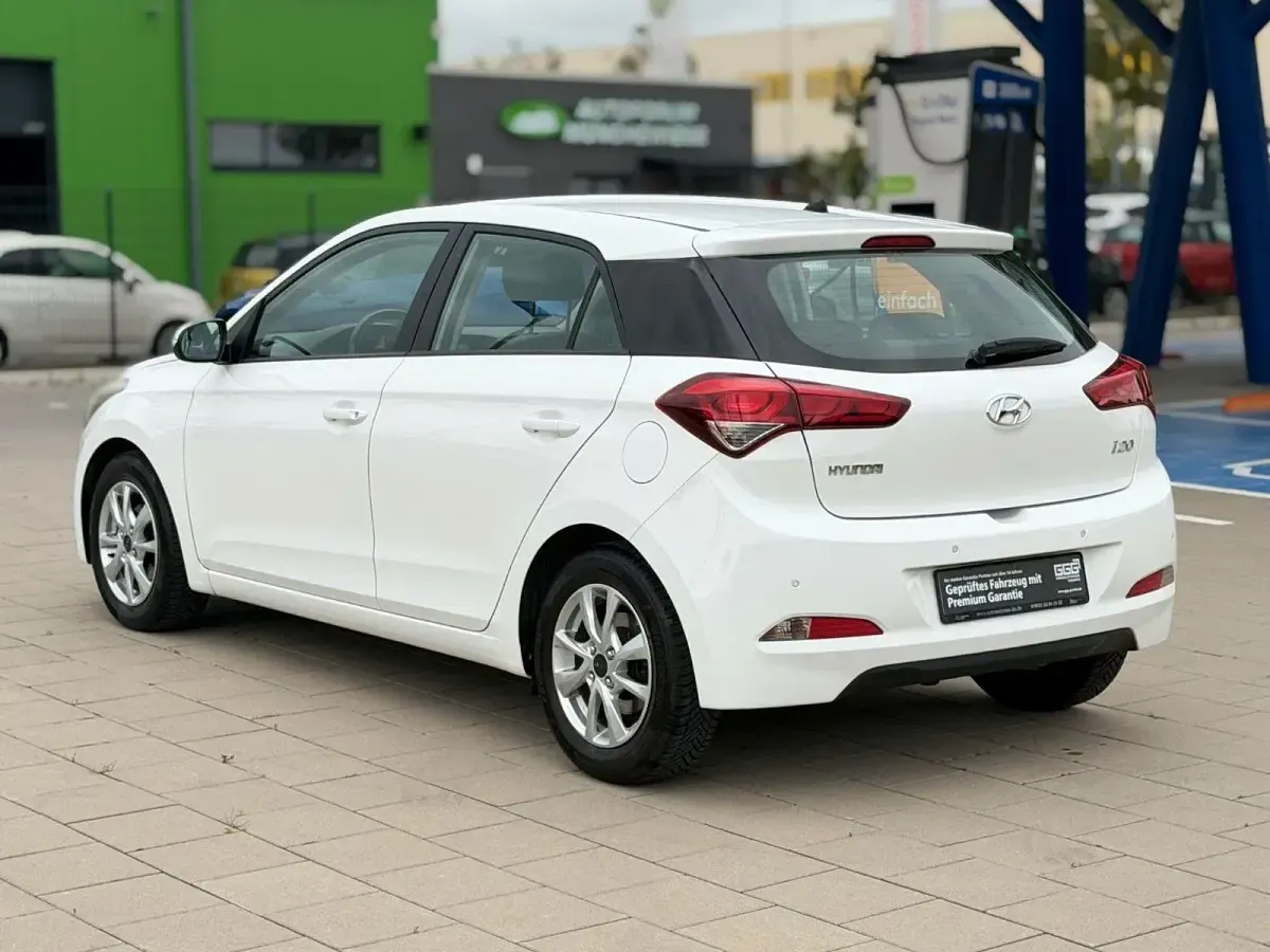 Gebraucht Hyundai i20 Style 101 PS (74 kW) 2016 Weiß Kleinwagen