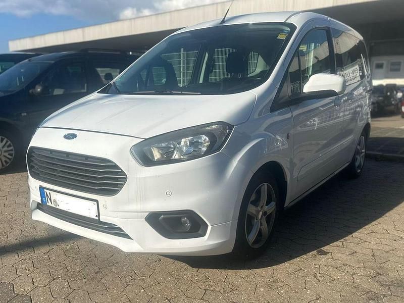 Weiß Gebraucht 2018 Ford Tourneo Courier Trend Van / Kleinbus | 6.399 € (Fairer Preis) - Bild 1/4