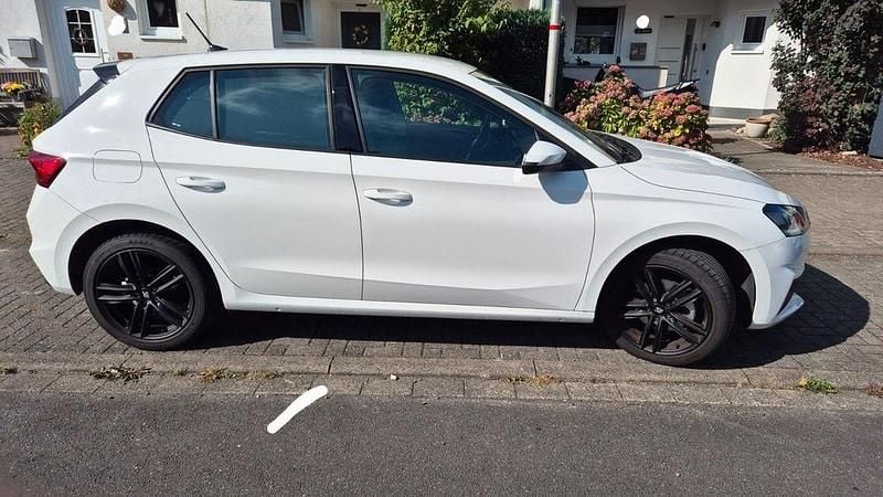Weiß Gebraucht 2023 Skoda Fabia Tour Limousine | 17.500 € (Superpreis) - Bild 1/4