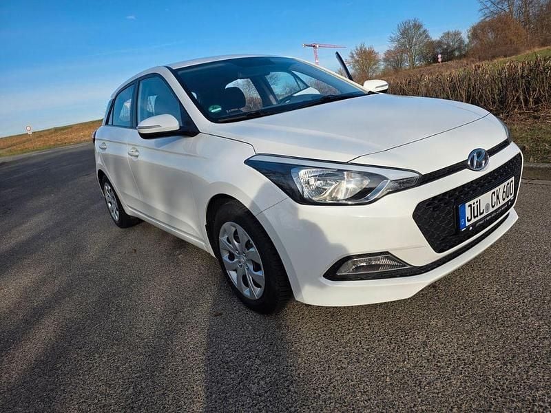 Gebraucht Hyundai i20 Classic 75 PS (55 kW) 2017 Weiß Limousine