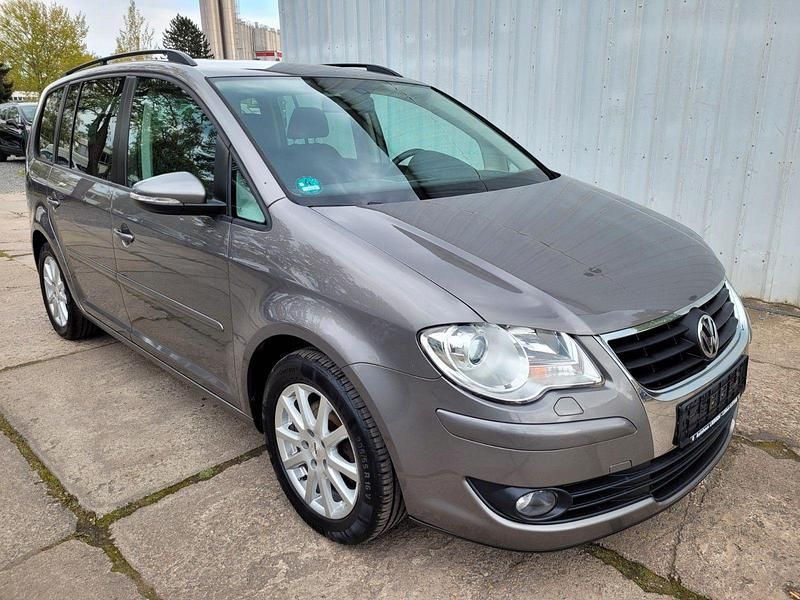 Grau Gebraucht 2009 VW Touran Trendline Van / Kleinbus | 7.900 € (Teuer) - Bild 1/4