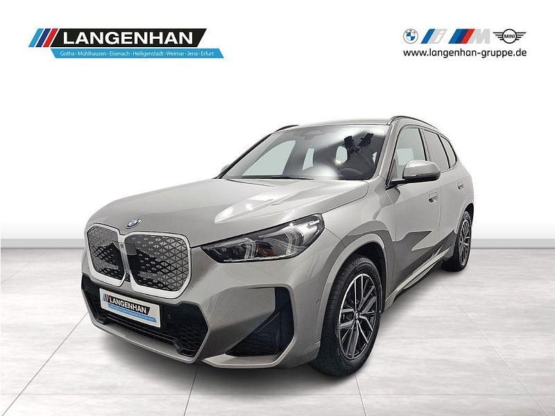 Silber Neu 2025 BMW iX1 M Sport SUV | 54.611 € (Fairer Preis) - Bild 1/4