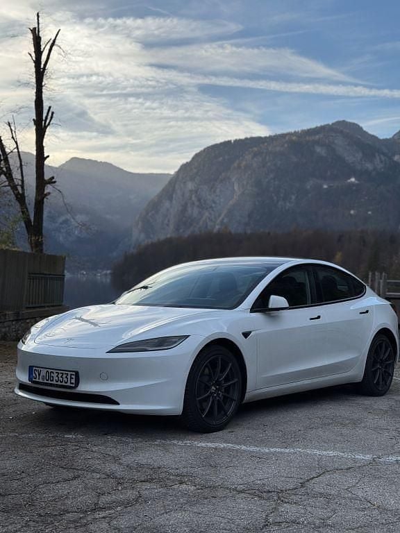 Weiß Gebraucht 2024 Tesla Model 3 Standard Range Limousine | 32.900 € (Guter Preis) - Bild 1/4