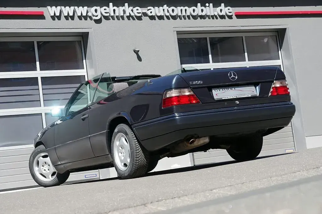 Gebraucht Mercedes E200 136 PS (100 kW) 1996 Smaragdschwarz (metallic) Cabrio