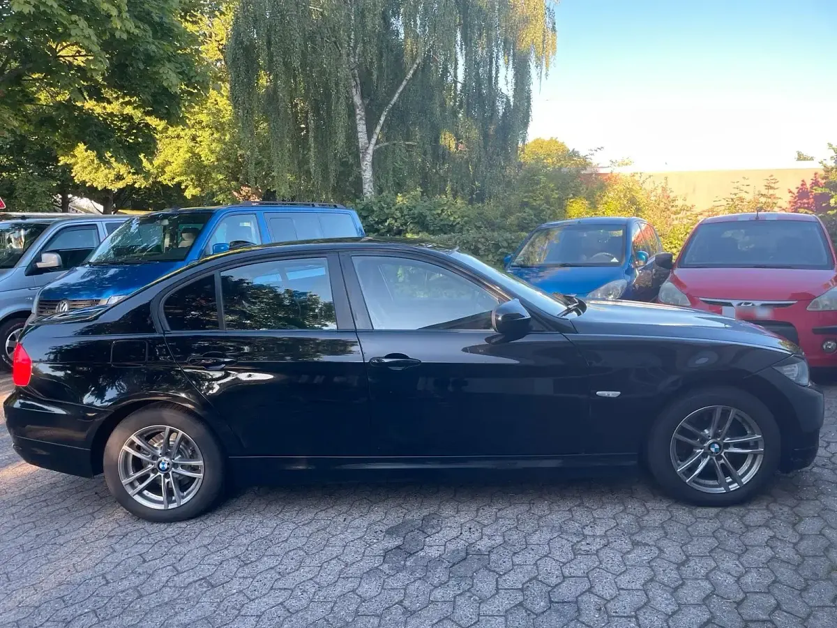 Gebraucht BMW 320 177 PS (130 kW) 2010 Schwarz Limousine