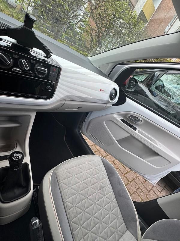 Second-hand VW up! 60 CP (44 kW) 2018 Alb Hatchback