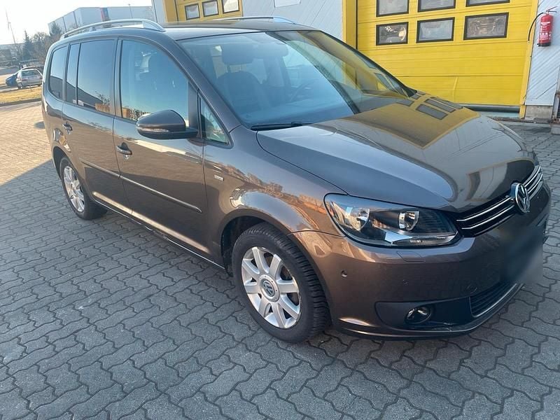 Gebraucht VW Touran Life 106 PS (77 kW) 2014 Braun Van / Kleinbus
