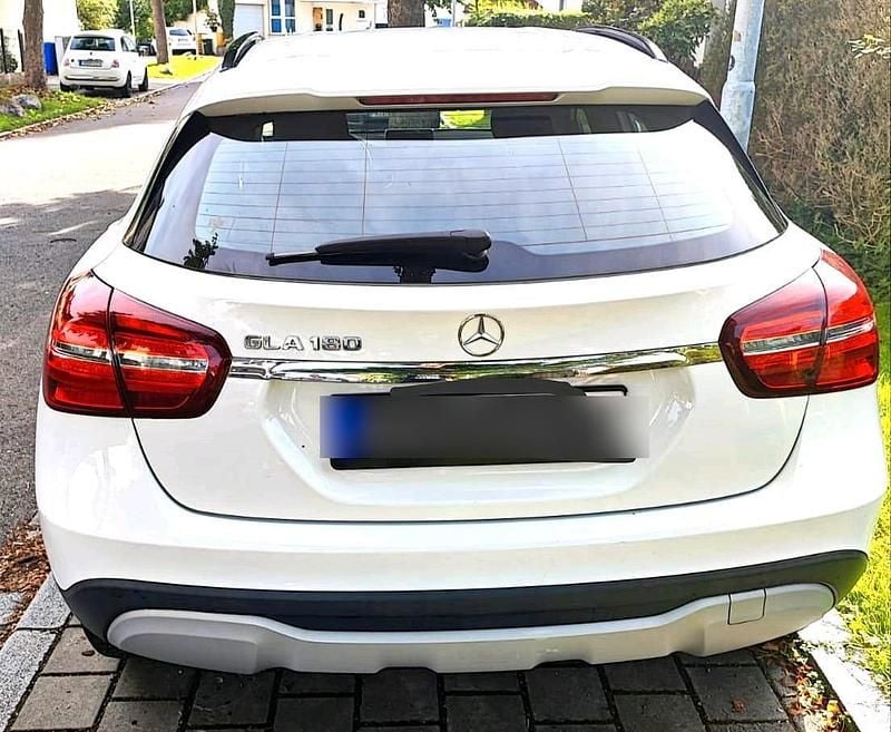 Gebraucht Mercedes GLA180 130 PS (95 kW) 2020 Weiß SUV