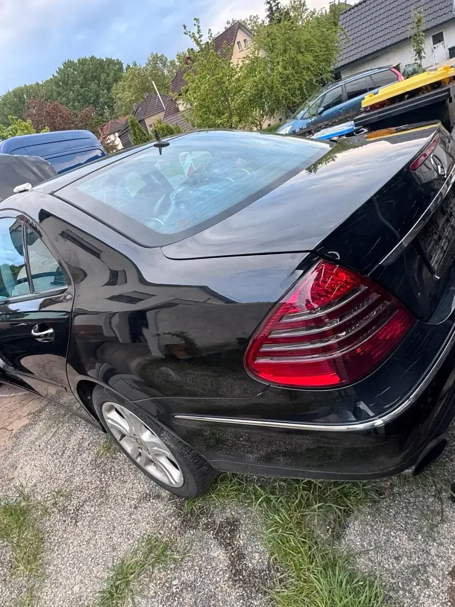 Używany Mercedes E280 190 KM (139 kW) 2005 Czarny Sedan/Limuzyna