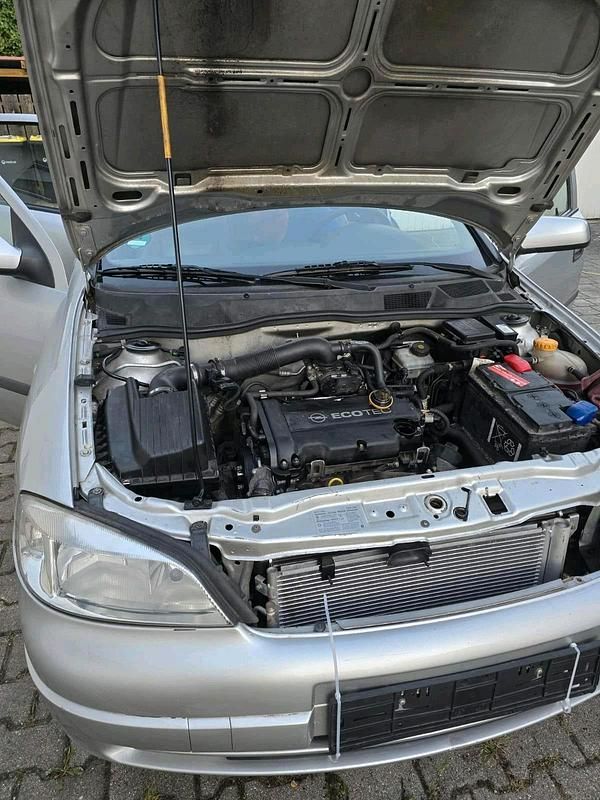 Używany Opel Astra 90 KM (66 kW) 2007 Srebrny Sedan/Limuzyna
