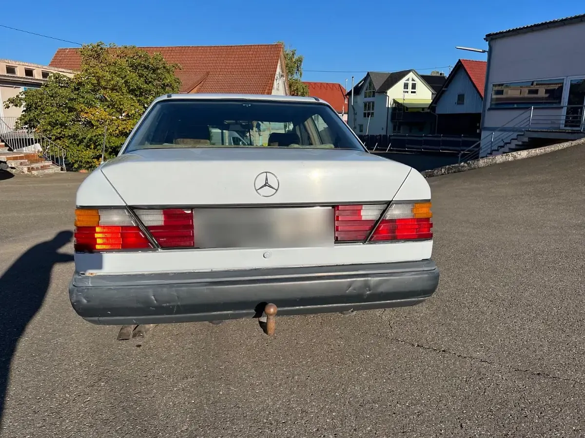 Gebraucht Mercedes E300 179 PS (131 kW) 1987 Weiß Limousine